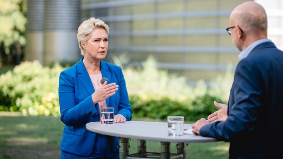 Ministerpräsidentin Manuale Schwesig steht während eines Interviews an einem Stehtisch. © NDR Foto: Katharina Kleinke