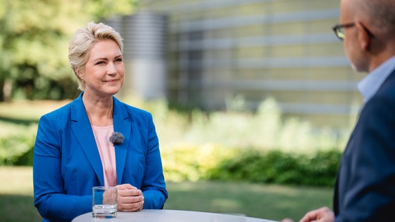 Ministerpräsidentin Manuela Schwesig steht während eines Interviews an einem Stehtisch. © NDR Foto: Katharina Kleinke