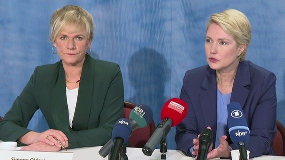 Ministerpräsidentin Manuela Schwesig (SPD) und Bildungsministerin Simone Oldenburg (Linke) auf einer Pressekonferenz © NDR Foto: NDR