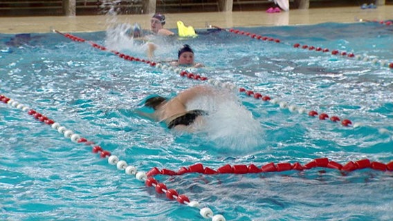 Menschen schwimmen in einer Schwimmhalle © NDR 
