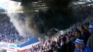 Fanrandale auf den Rängen beim Spiel Hansa Rostock gegen Paderborn © Screenshot 
