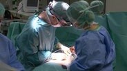 Ärzte operieren einen Patienten  