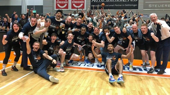 Die Basketballer der Rostock Seawolves haben sich nach ihrem Aufstieg in die Bundesliga zum Gruppenfoto aufgestellt. © NDR Foto: NDR