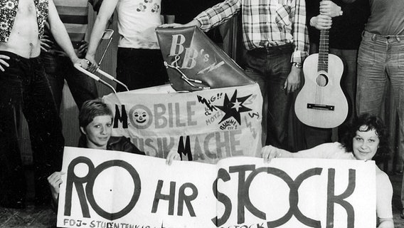 Kabarettisten des Rostocker Studenten Kabaretts Rohrstock zu DDR-Zeiten. © NDr 