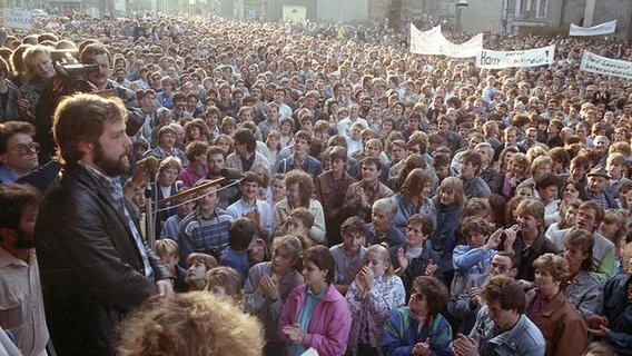Eine Demostration in Plauen im November '89 mit 40.000 Teilnehmern. © Bundesarchiv Foto: Wolfgang Thieme