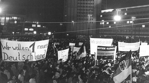 Über 100.000 Demonstranten auf einer Montagsdemonstration in Leipzig am 8. Januar 1990. © Bundesarchiv Foto: Friedrich Gahlbeck