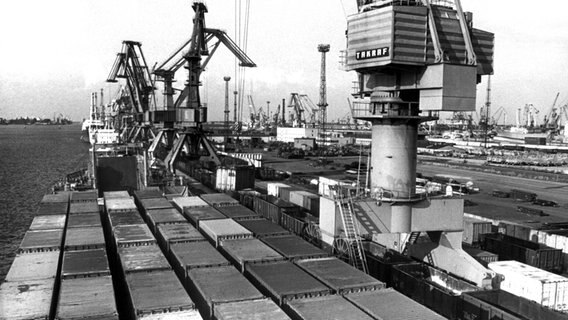 Ein historisches Bild eines Containerschiffs 1983. © dpa Foto: Jürgen Saupe