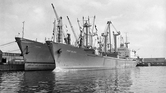 Ein historisches Bild zweier DDR-Frachter, die im Hafen Rostock festmachen. © dpa Foto: Jürgen Saupe