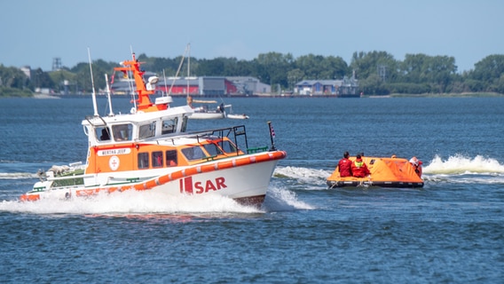An diesem Sonntag laden Helfer in MV wieder zum traditionellen "Tag der Seenotretter". Viele Rettungsstationen an Nord- und Ostsee sind für Interessierte geöffnet. © dpa Foto: Stefan Sauer