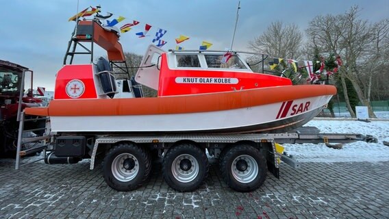 Ein neues Seenotrettungsboot der Seenotretter in Wustrow liegt noch auf einem Anhänger. © NDR Foto: Vanessa Kiaulehn