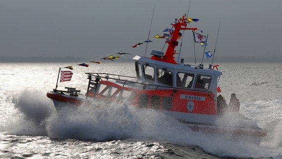 Nach seiner Taufe auf den Namen "Nimanoa" fährt ein neues Seenotrettungsboot der Deutschen Gesellschaft zur Rettung Schiffbrüchiger (DGzRS) am 08.11.2017 auf der Ostsee vor Warnemünde (Mecklenburg-Vorpommern). © dpa Bildfunk Foto: Bernd Wüstneck