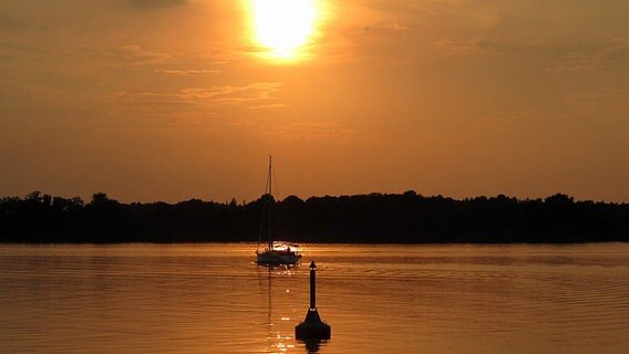 Sonnenuntergang über der Müritz © NDR Foto: Manfred Bergholz aus Waren-Müritz