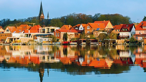 Häuser spiegeln sich in einem See. © NDR Foto: Kristina Schmaglowski aus Malchow