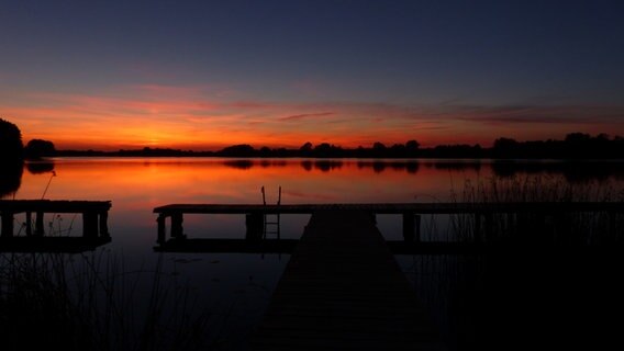 Sonnenuntergang über einem See © NDR Foto: Gabriele Riech aus Kuchelmiß