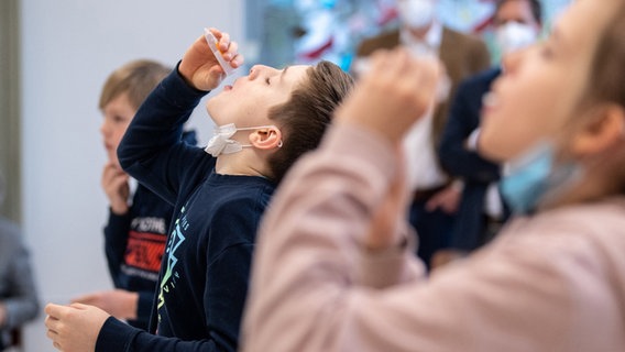 Grundschüler beim Corona-Selbsttest © picture alliance/dpa Foto: Matthias Balk