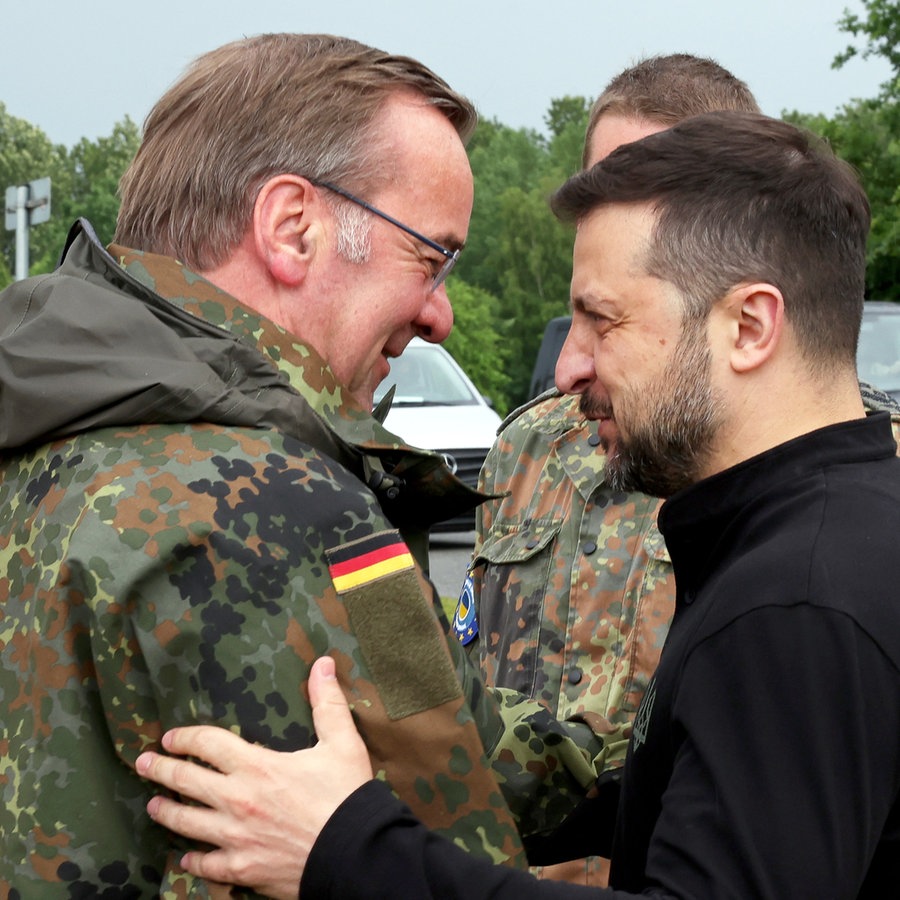 Boris Pistorius (SPD, l), Bundesverteidigungsminister, und Wolodymyr Selenskyj, Präsident der Ukraine, begrüßen sich bei ihrem Besuch auf einem Truppenübungsplatz in Mecklenburg-Vorpommern. © dpa-Bildfunk Foto: Jens Büttner