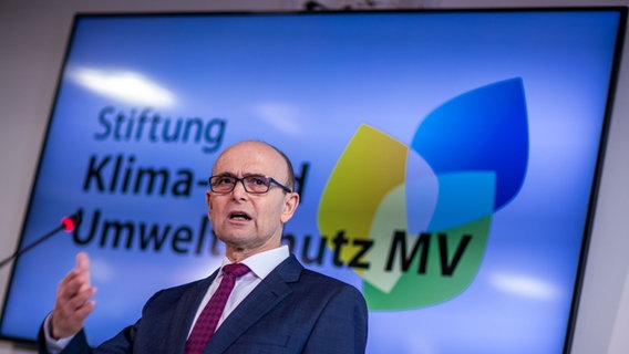 Erwin Sellering (SPD), der frühere Ministerpräsident von Mecklenburg-Vorpommern und Vorstandsvorsitzender der neuen Stiftung Klima- und Umweltschutz MV, beantwortet bei einer Pressekonferenz die Fragen. © dpa-Bildfunk Foto: Jens Büttner