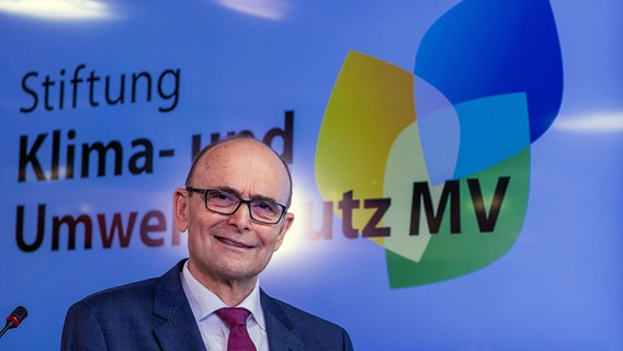 Erwin Sellering (SPD), der frühere Ministerpräsident von Mecklenburg-Vorpommern und Vorstandsvorsitzender der neuen Stiftung Klima- und Umweltschutz MV, beantwortet bei einer Pressekonferenz die Fragen. © picture alliance/dpa/dpa-Zentralbild | Jens Büttner Foto: picture alliance/dpa/dpa-Zentralbild | Jens Büttner