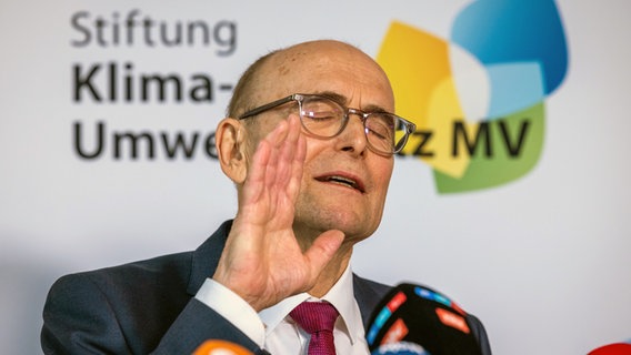 Schwerin: Erwin Sellering (SPD), früherer Ministerpräsident von Mecklenburg-Vorpommern und Vorstandsvorsitzender der Klimastiftung MV, beantwortet bei einer Pressekonferenz die Fragen von Medienvertretern. © Jens Büttner/dpa Foto: Jens Büttner/dpa