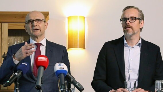 Auf einer Pressekonferenz beantworten Erwin Sellering (l-r), Vorstandsvorsitzender, und Steffen Petersen, Geschäftsführer des wirtschaftlichen Geschäftsbetriebs der Klimaschutzstiftung, Fragen von Journalisten. © Bernd Wüstneck/dpa +++ dpa-Bildfunk +++ Foto: Bernd Wüstneck/dpa +++ dpa-Bildfunk +++