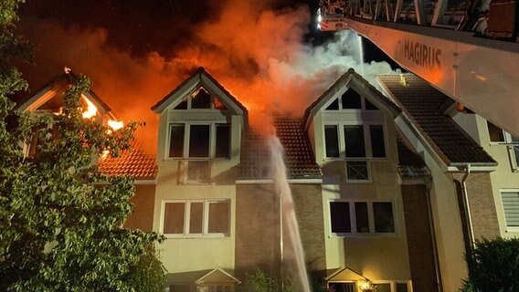 Der brennende Dachstuhl eines Reihenhauses Der brennende Dachstuhl eines Reihenhauses © Freiwillige Feuerwehr Dassow Foto: Freiwillige Feuerwehr Dassow