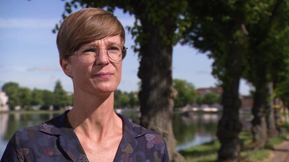 Ein Portrait der Grünen-Politikerin Anne Shepley. © NDR Foto: Screenshot