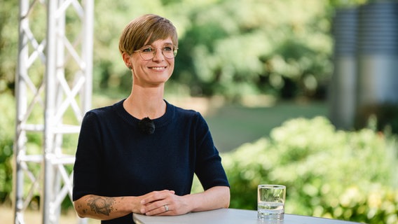 Die Grünen-Politikerin Anne Shepley im NDR Sommerinterview im August 2022. © NDR Foto: Katharina Kleinke