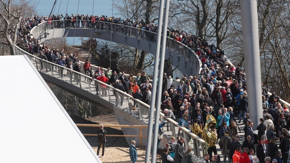 Mit einem Eröffnungsrundgang der Ehrengäste wird der Skywalk über den Kreidefelsen der Ostseeinsel Rügen freigegeben. © dpa Foto: Bernd Wüstneck