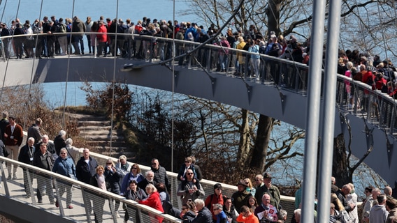 Mit einem Eröffnungsrundgang der Ehrengäste wird der Skywalk über den Kreidefelsen der Ostseeinsel Rügen freigegeben. © dpa Foto: Bernd Wüstneck
