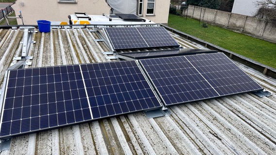 Solarmodule liegen auf einem Dach © NDR Foto: David Pilgrim