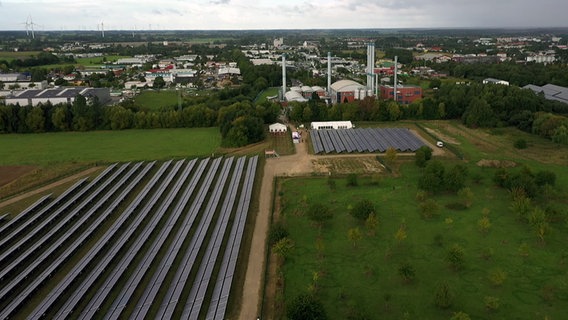 Die größte Solarthermieanlage Deutschlands ist in Greifswald in Betrieb gegangen. © NDR Foto: NDR