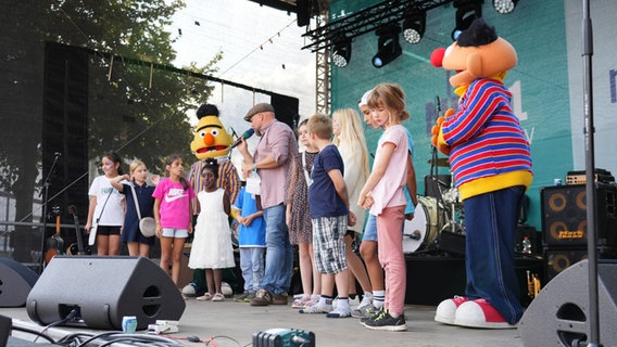 Kinder und Ernie und Bert © NDR/ Jan-Philipp Baumgart Foto: Jan-Philipp Baumgart