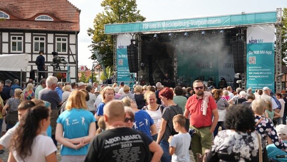 Die Bühne der Sommerparty in Grevesmühlen © NDR/ Jan-Philipp Baumgart Foto: Jan-Philipp Baumgart