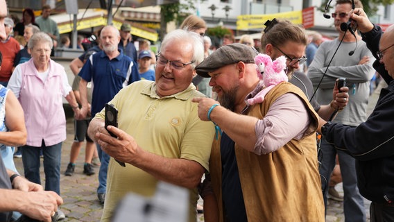 Ein Mann macht mit Stefan Kuna ein Foto. © NDR/ Jan-Philipp Baumgart Foto: Jan-Philipp Baumgart