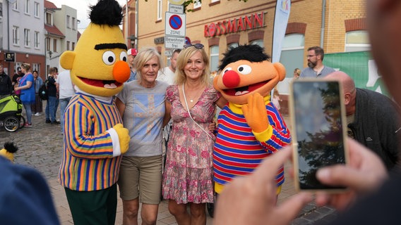 Zwei Frauen machen mit Ernie und Bert ein Foto. © NDR/ Jan-Philipp Baumgart Foto: Jan-Philipp Baumgart