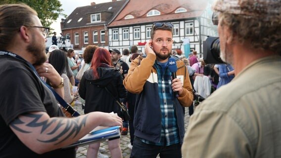 Reporter Fabian Weißhaupt steht vor einer Kamera. © NDR/ Jan-Philipp Baumgart Foto: Jan-Philipp Baumgart