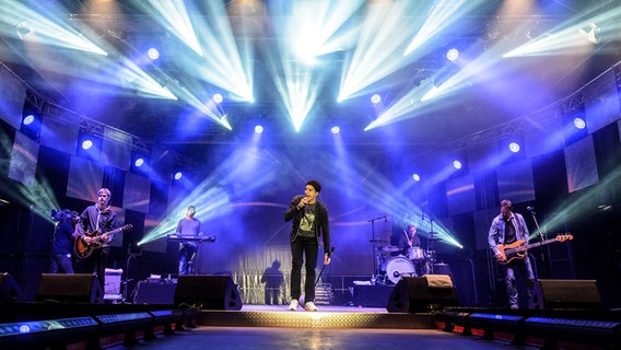 Andreas Bourani mit Band auf der Sommertour-Bühne vor dem Schloss in Ludwigslust.  Foto: Benjamin Hüllenkremer