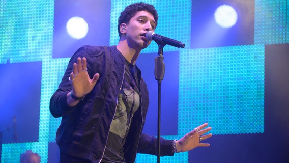 Andreas Bourani auf der Sommertour-Bühne in Ludwigslust.  Foto: Benjamin Hüllenkremer