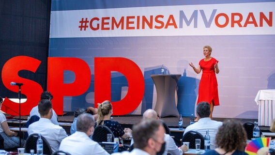 Manuela Schwesig, die Ministerpräsidentin und SPD-Landesvorsitzende von Mecklenburg-Vorpommern, spricht vor den Delegierten des Landesparteitags der SPD in Wismar. © dpa-Bildfunk Foto: Jens Büttner