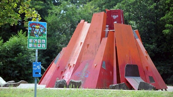 Ein Hinweisschild steht vor einem Spielplatz. © Cornelius Kettler Foto: Cornelius Kettler