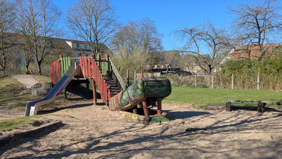 Ein heruntergekommenes Klettergerüst aus Holz auf einem Spielplatz. © Barlachstadt Güstrow 