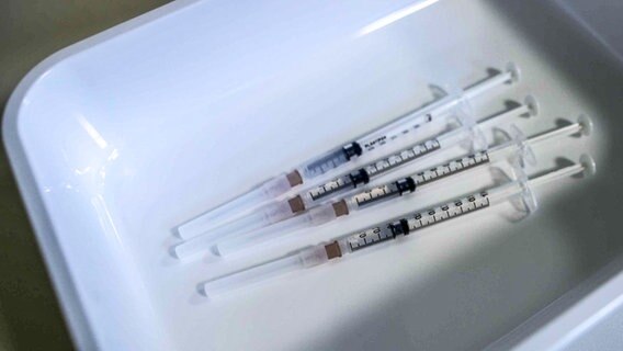Vier Spritzen mit dem Impfstoff von Biontech/Pfizer liegen im Corona-Impfzentrum bereit. © dpa-Bildfunk Foto: Jens Büttner