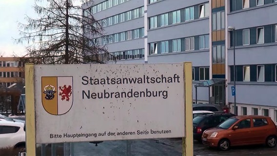 Das Schild vor dem Amtsgericht in Neubrandenburg. © ndr.de Foto: ndr.de