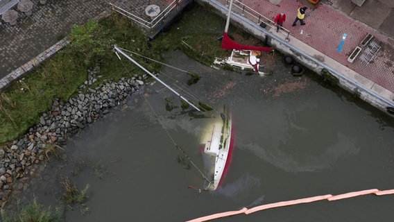 Der Hafen in Stahlbrode ist durch das Hochwasser erheblich beschädigt worden. © NDR Foto: NDR Screenshots
