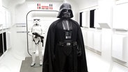 Darth Vader steht mit einem Storm Trooper in einem nachgebauten Raumschiff, der "Tantive IV". © NDR Foto: Jan Farclas