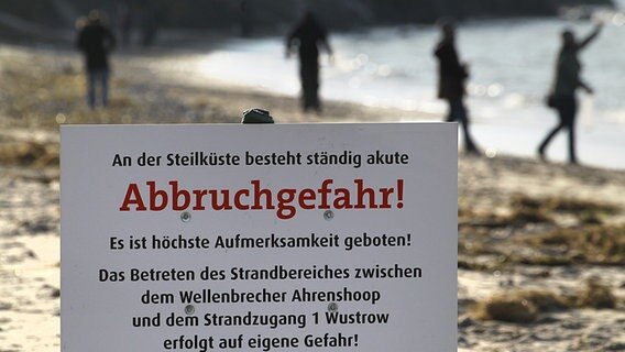 Ein Warnschild weist auf Gefahren zwischen Wustrow und Ahrenshoop hin (Fischland-Darß). © picture-alliance Foto: Bernd Wüstneck