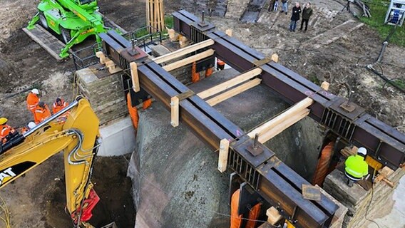 Der "Große Stein" auf dem Klosterberg in Altentreptow wird gehoben  Foto: Friederike Witthuhn