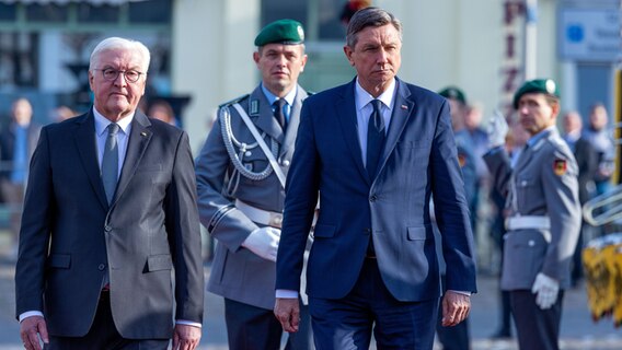 Bundespräsident Frank-Walter Steinmeier (links) empfängt Borut Pahor, den Präsidenten der Republik Slowenien, auf dem Marktplatz mit militärischen Ehren. © dpa Foto: Jens Büttner