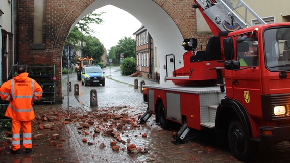 Lose Backsteine liegen vor dem Steintor in Malchin. © Stadt Malchin 