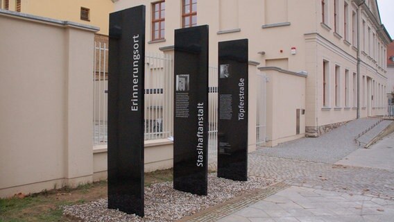 Drei große schwarze Stelen erinnern in Neustrelitz an das Untersuchungsgefängnis der DDR-Staatssicherheit auf dem Hof des Amtsgerichtes. © dpa - Bildfunk Foto: Winfried Wagner